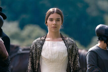 Emily Dickinson (Hailee Steinfeld)